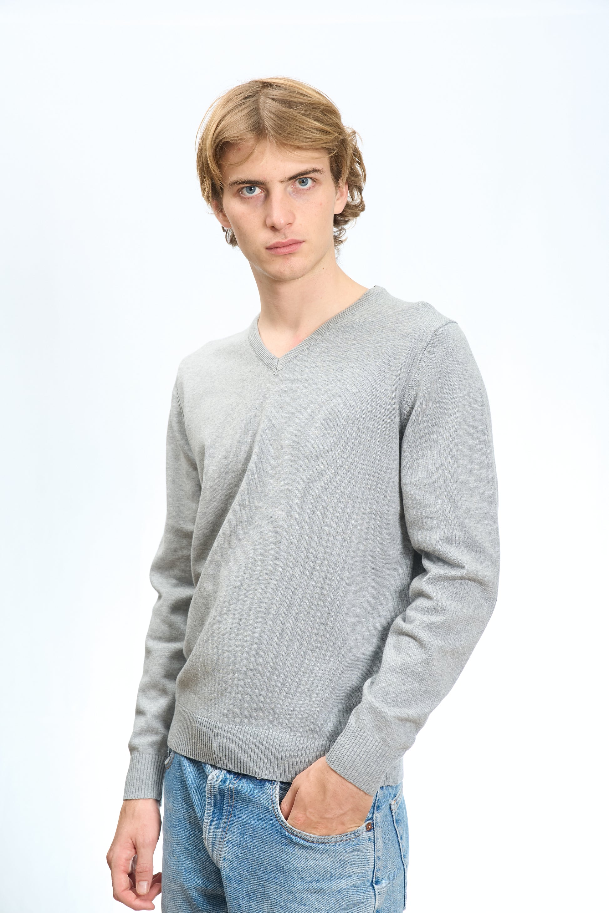 MAGLIONE SCOLLO A V IN COTONE RASATO GRIGIO